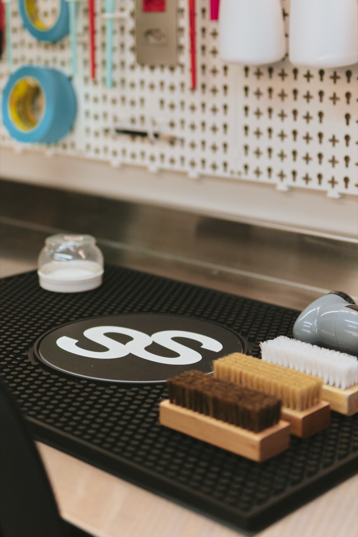 Bancada com escovas e produtos da Sole Society
